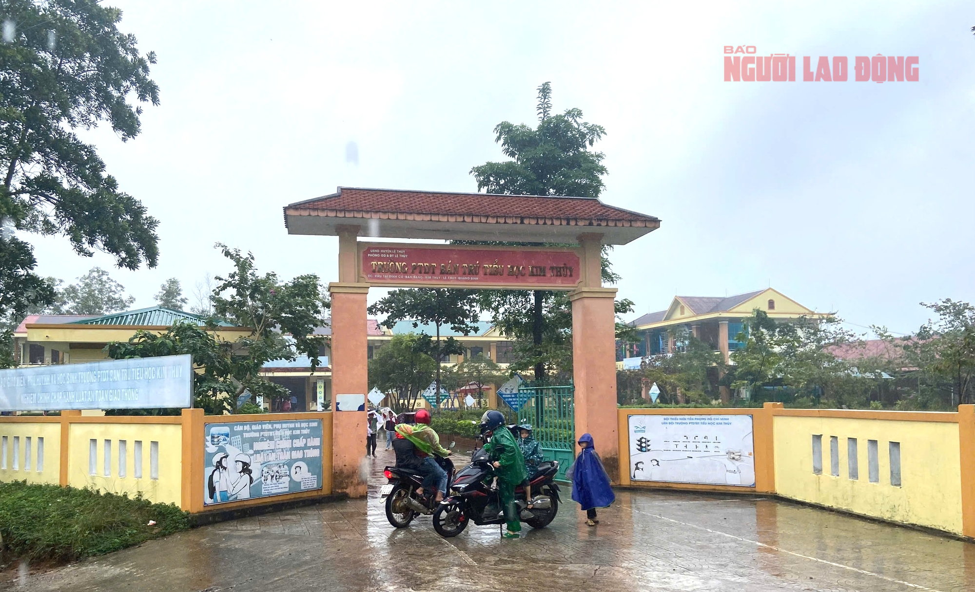 Trường Ph&oacute; hiệu trưởng Đỗ Thị Hồng Huế l&agrave;m việc bị phạt gần 200 triệu đồng nhưng kh&ocirc;ng c&oacute; tiền nộp- Ảnh 1.