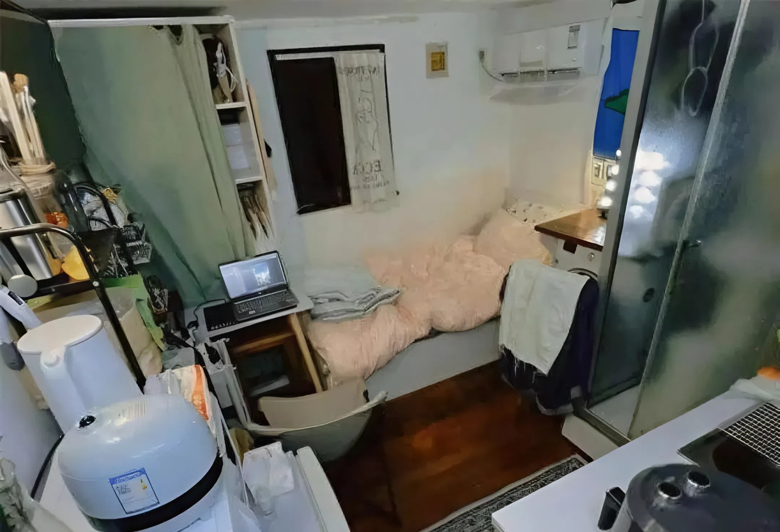 Th&aacute;nh thần ơi: Nh&agrave; Hong Kong chỉ 5m&sup2; vẫn tận dụng được từng kẽ hở, muốn b&aacute;i gia chủ l&agrave;m sư phụ!- Ảnh 1.