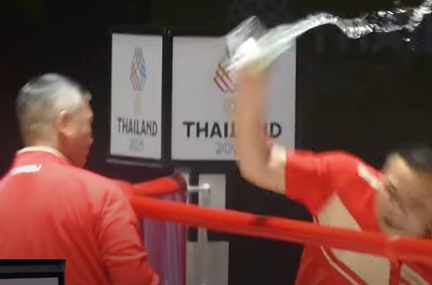 Toàn cảnh vụ HLV Việt Nam dắt VĐV bỏ về giữa trận đấu SEA Games vì bị trọng tài xử ép- Ảnh 2. Toàn cảnh vụ HLV Việt Nam dắt VĐV bỏ về giữa trận đấu SEA Games vì bị trọng tài xử ép- Ảnh 2.