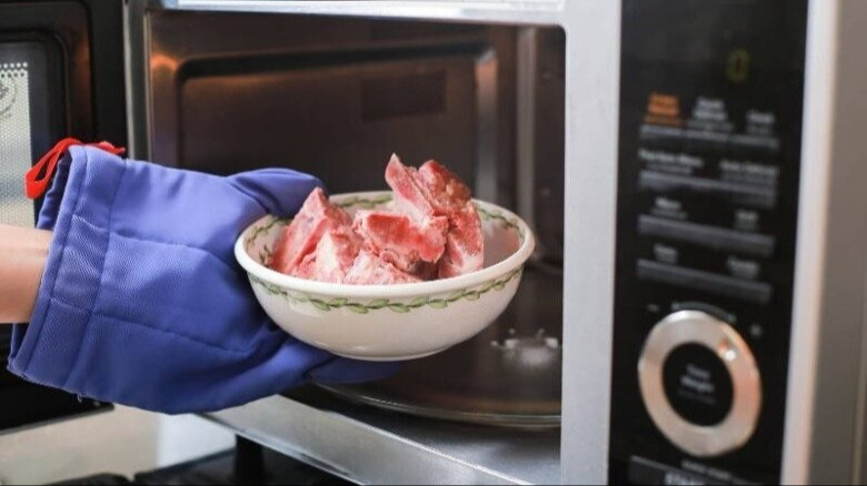 Rã đông thịt đừng chỉ ngâm với nước, làm 2 mẹo này vừa nhanh mà thịt không tanh, không hôi- Ảnh 2. Rã đông thịt đừng chỉ ngâm với nước, làm 2 mẹo này vừa nhanh mà thịt không tanh, không hôi- Ảnh 2.