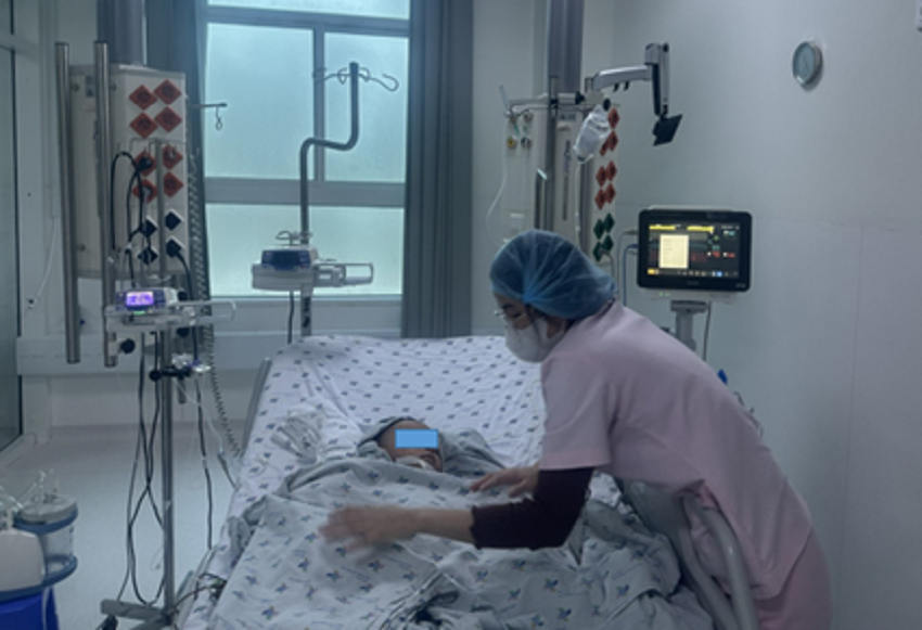 Sốt, nổi ban tưởng bệnh nhẹ, b&eacute; 2 tuổi tổn thương tim nguy kịch- Ảnh 2.