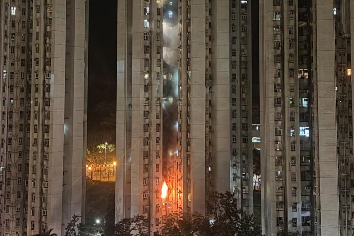 Ch&aacute;y chung cư ở Hong Kong (Trung Quốc) giữa đ&ecirc;m, c&oacute; người bị thương, hơn 100 người th&aacute;o chạy trong đ&ecirc;m- Ảnh 1.