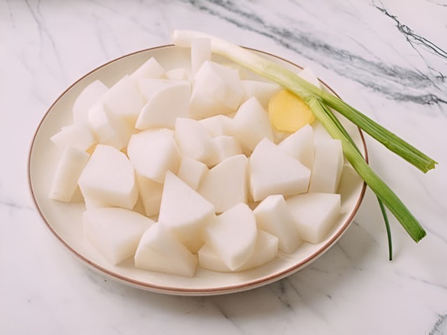 M&ugrave;a đ&ocirc;ng nhiều đờm? Chỉ cần luộc củ cải với ch&uacute;t muối, uống nước l&agrave; phổi sạch - miệng thơm ngay!- Ảnh 2.