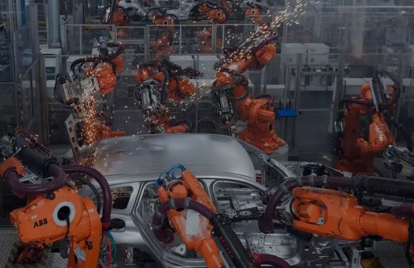 Sự hồi sinh của xe xăng: Lệnh cấm động cơ đốt trong được đề xuất hủy bỏ, nhiều h&atilde;ng đồng loạt hủy kế hoạch l&agrave;m xe điện- Ảnh 1.