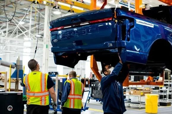 Sự hồi sinh của xe xăng: Lệnh cấm động cơ đốt trong được đề xuất hủy bỏ, nhiều h&atilde;ng đồng loạt hủy kế hoạch l&agrave;m xe điện- Ảnh 2.