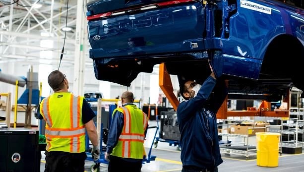 Thời ho&agrave;ng kim của xe xăng quay trở lại: Loạt h&atilde;ng lớn từ bỏ xe điện v&igrave; kh&ocirc;ng thể b&ugrave; lỗ, người d&acirc;n thờ ơ với EV v&igrave; trợ cấp kh&ocirc;ng c&ograve;n- Ảnh 2.