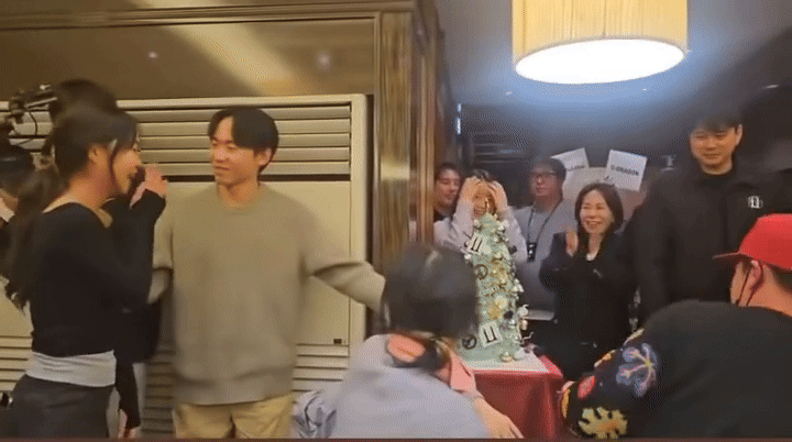 Làm nhân viên của G-DRAGON sướng lắm, được tặng vàng vì yêu đương chốn công sở!- Ảnh 2. Làm nhân viên của G-DRAGON sướng lắm, được tặng vàng vì yêu đương chốn công sở!- Ảnh 2.