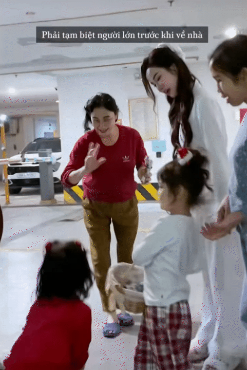 Ph&uacute; b&agrave; sống trong dinh thự triệu đ&ocirc; bắt đầu trang tr&iacute; Noel, nhưng c&aacute;ch c&ocirc; dạy con mới khiến mọi người nể phục- Ảnh 15.