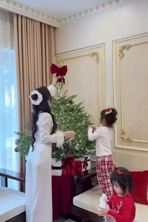 Ph&uacute; b&agrave; sống trong dinh thự triệu đ&ocirc; bắt đầu trang tr&iacute; Noel, nhưng c&aacute;ch c&ocirc; dạy con mới khiến mọi người nể phục- Ảnh 9.