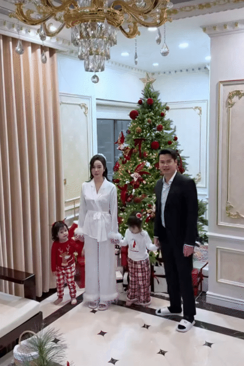 Ph&uacute; b&agrave; sống trong dinh thự triệu đ&ocirc; bắt đầu trang tr&iacute; Noel, nhưng c&aacute;ch c&ocirc; dạy con mới khiến mọi người nể phục- Ảnh 10.