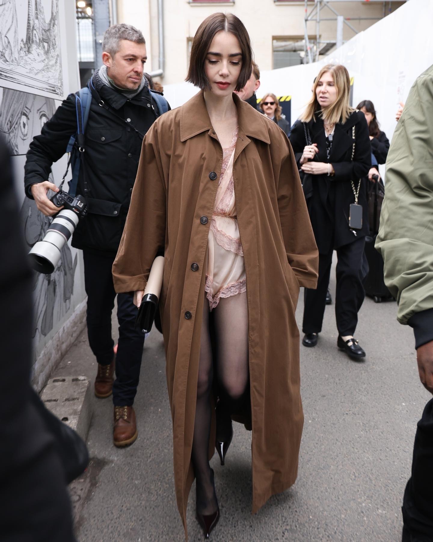 Lily Collins gi&uacute;p Ros&eacute; kh&ocirc;ng c&ograve;n đơn độc, h&oacute;a ra d&acirc;n ch&acirc;u &Acirc;u cũng ngứa mắt với trend đồ ngủ- Ảnh 4.