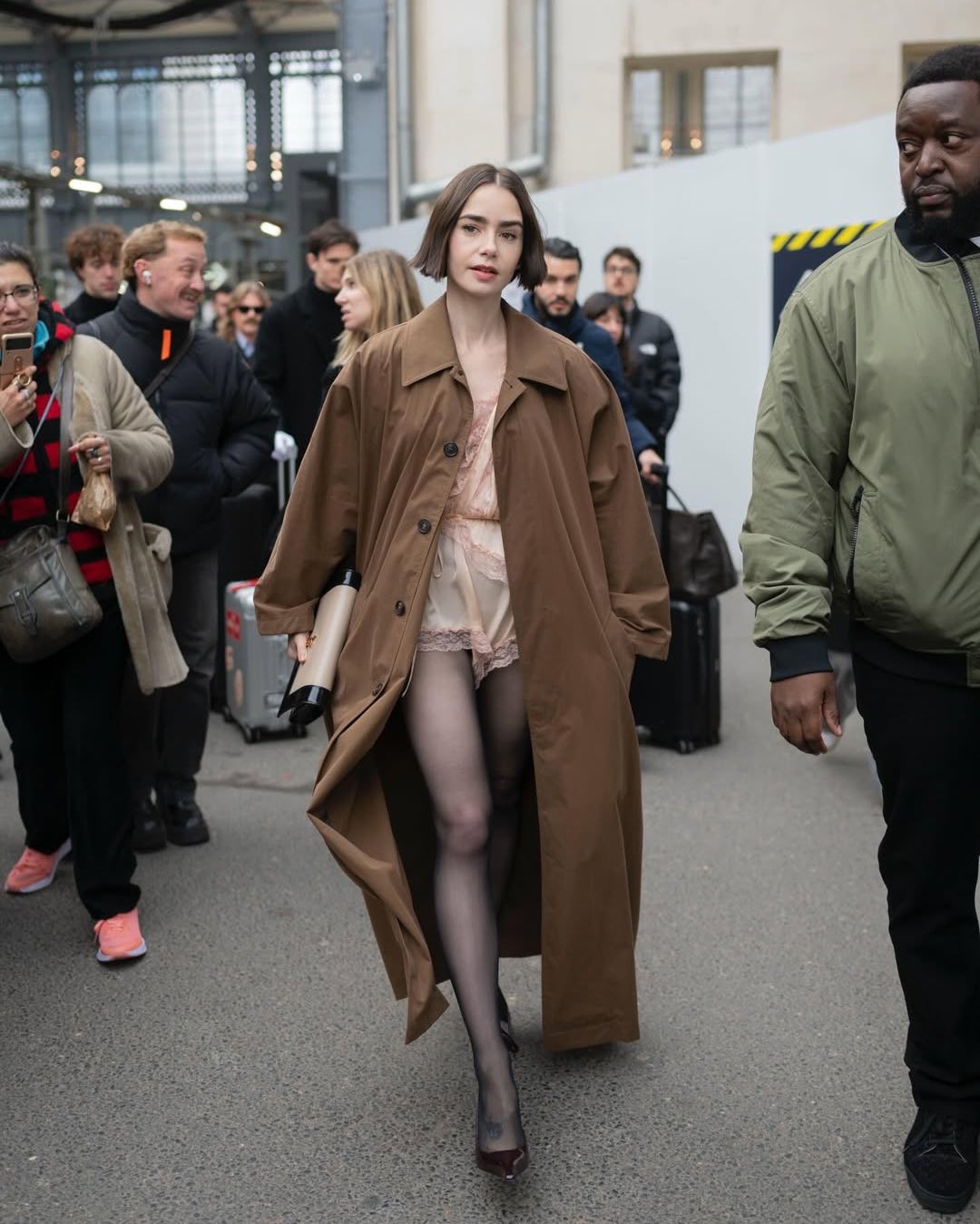 Lily Collins gi&uacute;p Ros&eacute; kh&ocirc;ng c&ograve;n đơn độc, h&oacute;a ra d&acirc;n ch&acirc;u &Acirc;u cũng ngứa mắt với trend đồ ngủ- Ảnh 2.