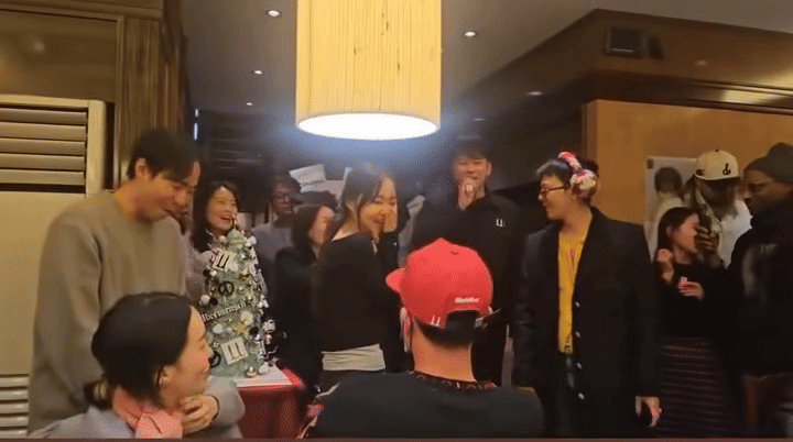 Làm nhân viên của G-DRAGON sướng lắm, được tặng vàng vì yêu đương chốn công sở!- Ảnh 3. Làm nhân viên của G-DRAGON sướng lắm, được tặng vàng vì yêu đương chốn công sở!- Ảnh 3.