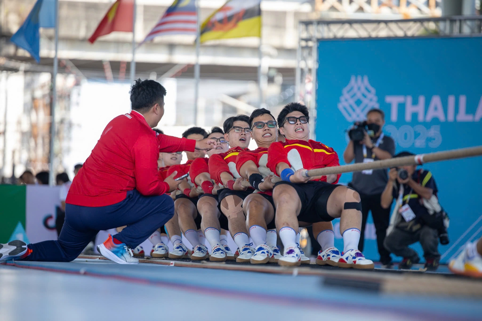 K&eacute;o co Việt Nam đụng độ Th&aacute;i Lan cực khốc liệt, gi&agrave;nh lu&ocirc;n huy chương v&agrave;ng SEA Games- Ảnh 1.