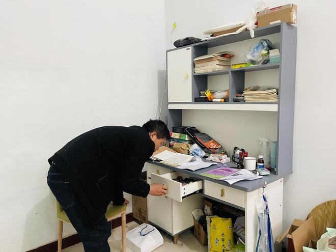 Con tho&aacute;t chết thần k&igrave; khi rơi từ tầng 18, &ocirc;ng bố lục lại nhật k&yacute; tr&ograve; chuyện rồi v&ograve; đầu hối hận- Ảnh 1.