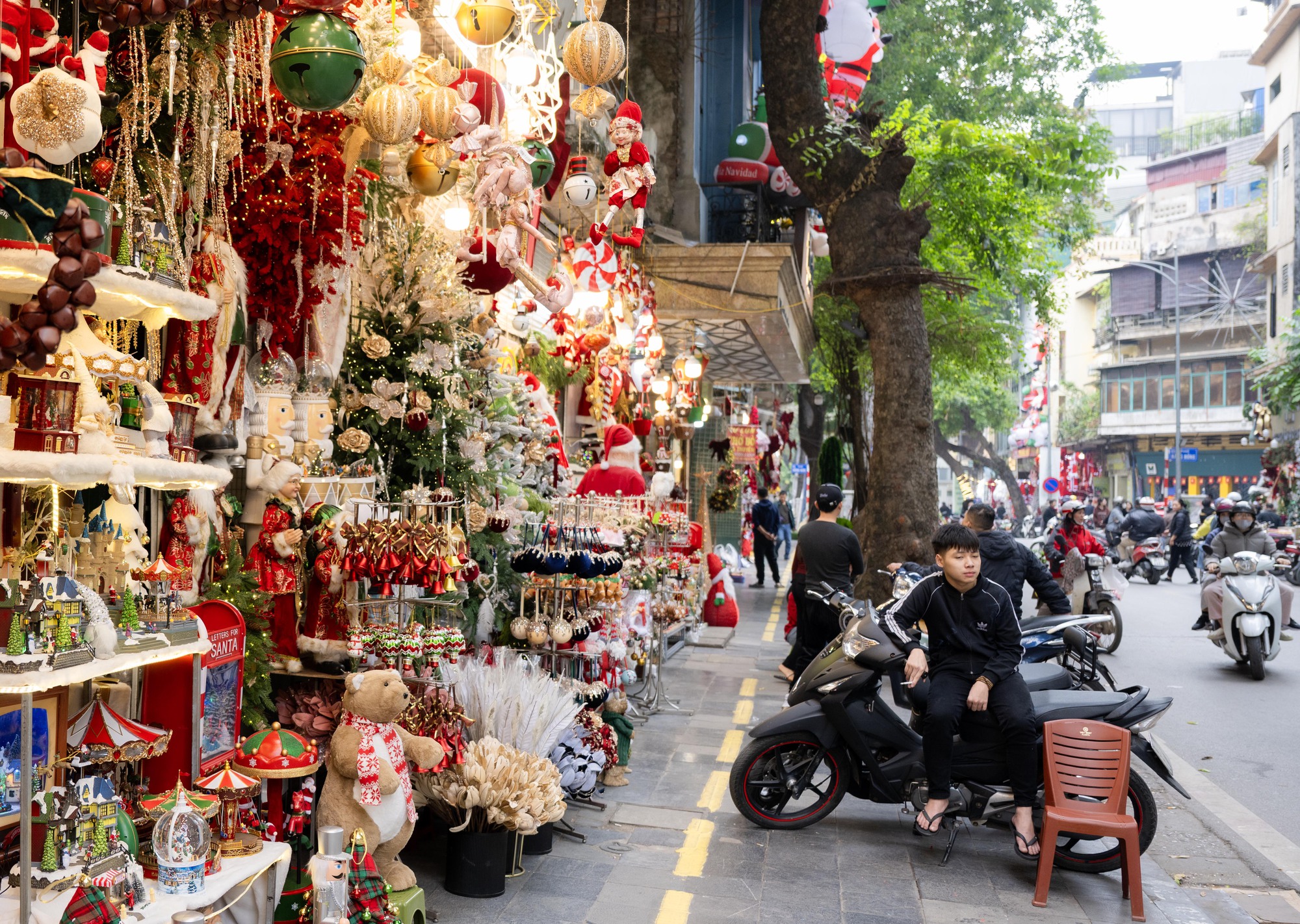 25.000 - 30.000 đồng/người: Trả tiền để được “sống ảo” ở phố Hàng Mã dịp Giáng sinh- Ảnh 1. 25.000 - 30.000 đồng/người: Trả tiền để được “sống ảo” ở phố Hàng Mã dịp Giáng sinh- Ảnh 1.