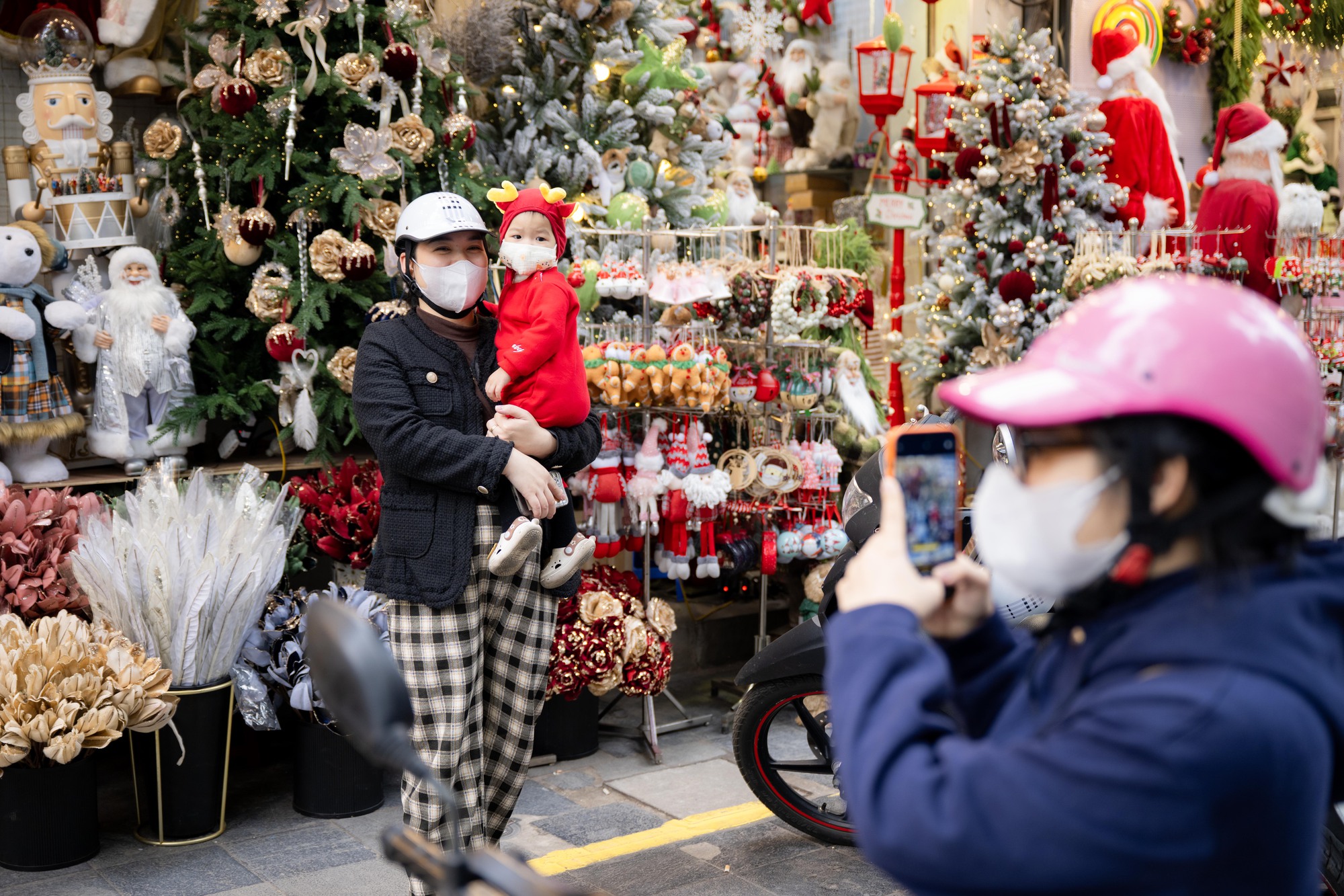 25.000 - 30.000 đồng/người: Trả tiền để được “sống ảo” ở phố Hàng Mã dịp Giáng sinh- Ảnh 6. 25.000 - 30.000 đồng/người: Trả tiền để được “sống ảo” ở phố Hàng Mã dịp Giáng sinh- Ảnh 6.