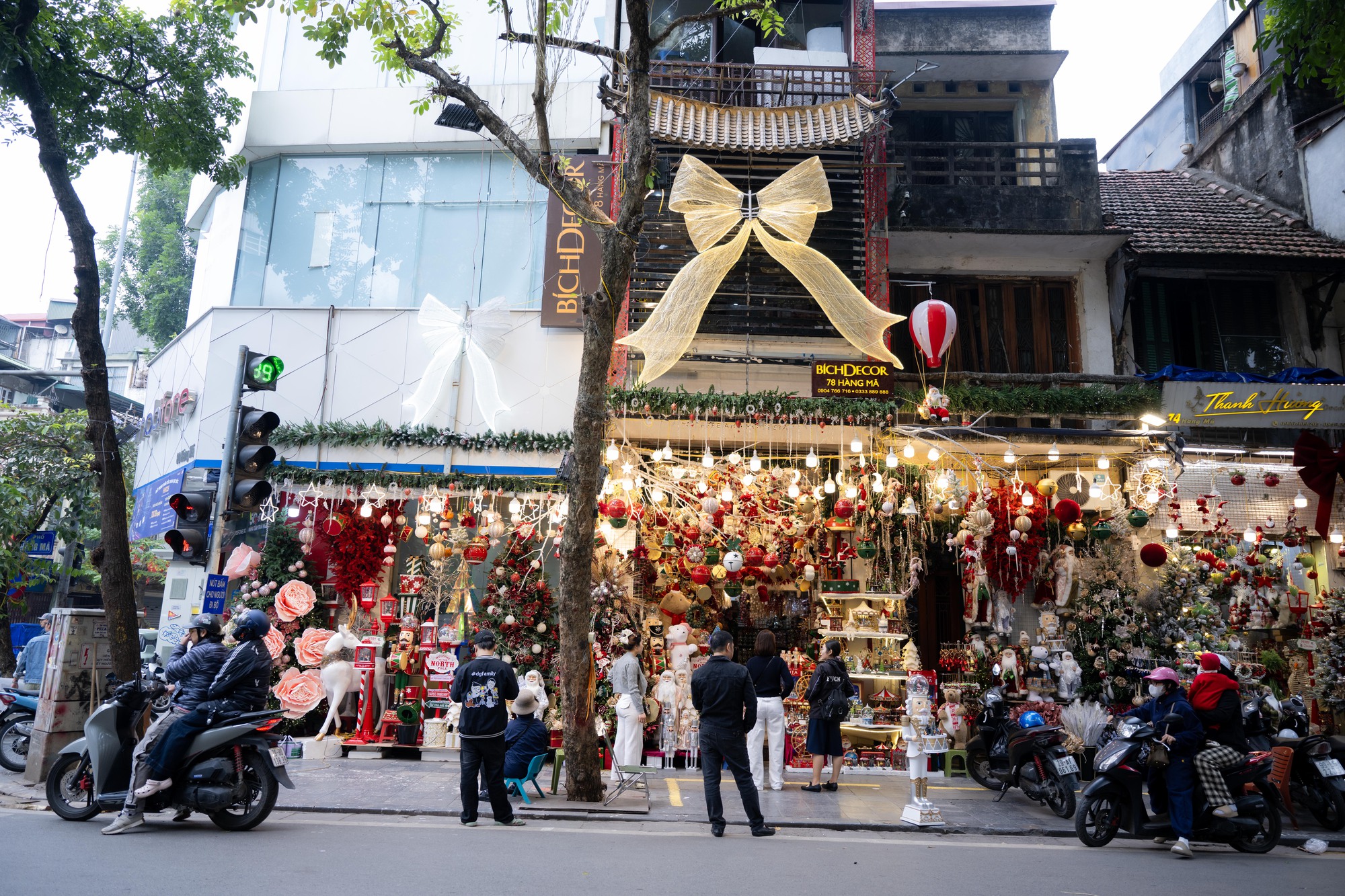 25.000 - 30.000 đồng/người: Trả tiền để được “sống ảo” ở phố Hàng Mã dịp Giáng sinh- Ảnh 3. 25.000 - 30.000 đồng/người: Trả tiền để được “sống ảo” ở phố Hàng Mã dịp Giáng sinh- Ảnh 3.