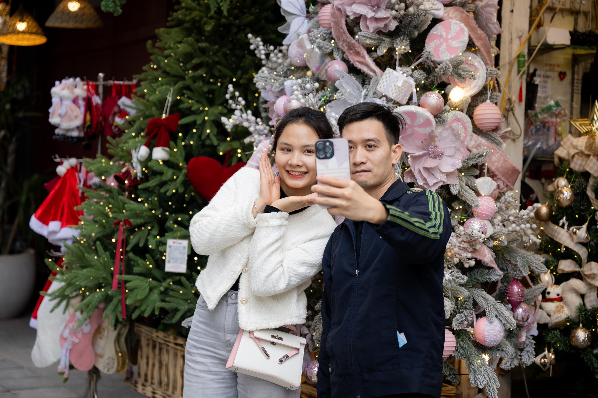 25.000 - 30.000 đồng/người: Trả tiền để được “sống ảo” ở phố Hàng Mã dịp Giáng sinh- Ảnh 8. 25.000 - 30.000 đồng/người: Trả tiền để được “sống ảo” ở phố Hàng Mã dịp Giáng sinh- Ảnh 8.