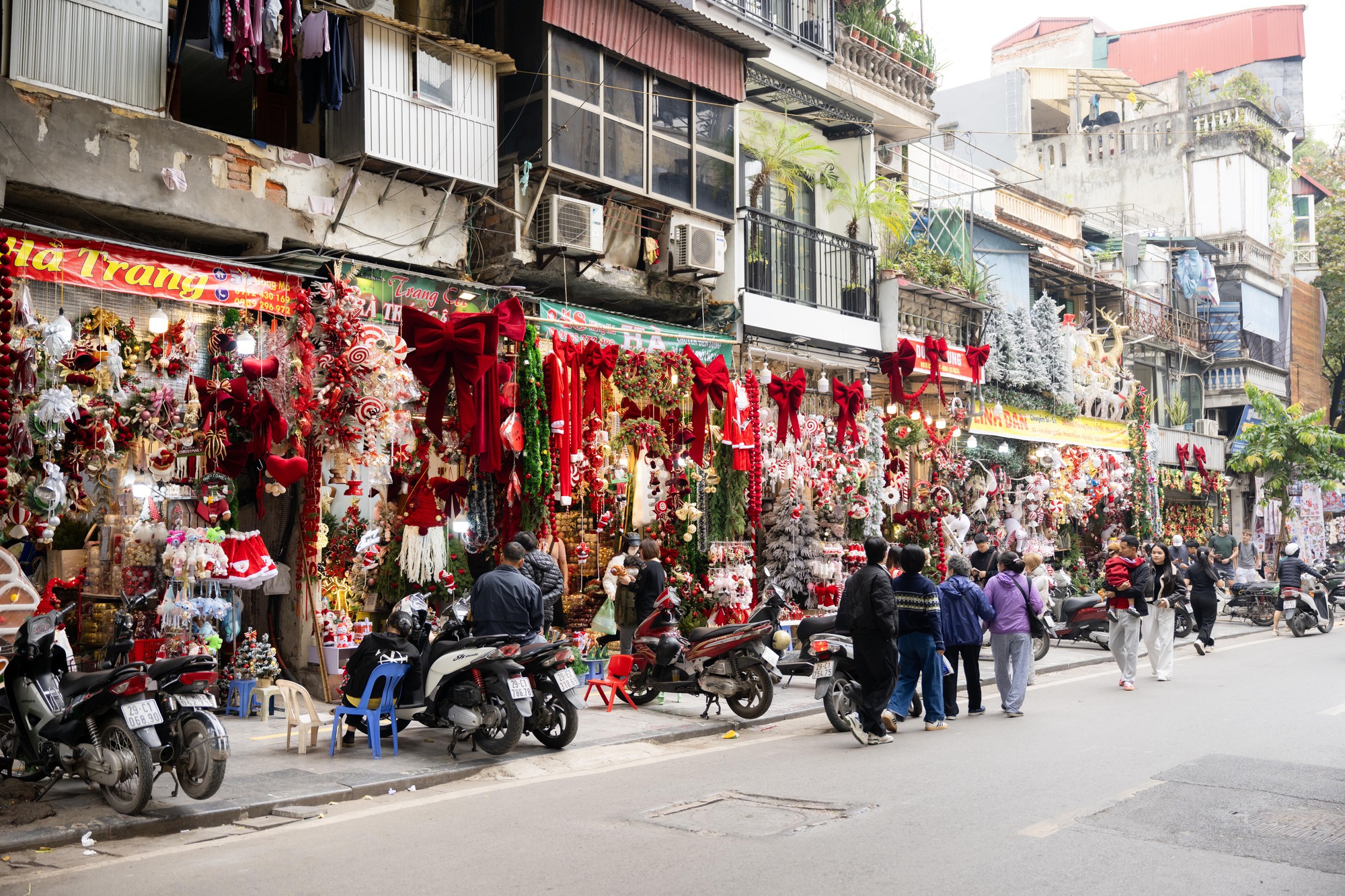 25.000 - 30.000 đồng/người: Trả tiền để được “sống ảo” ở phố Hàng Mã dịp Giáng sinh- Ảnh 2. 25.000 - 30.000 đồng/người: Trả tiền để được “sống ảo” ở phố Hàng Mã dịp Giáng sinh- Ảnh 2.