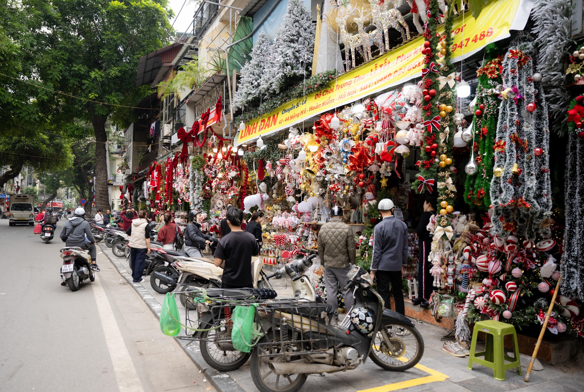 25.000 - 30.000 đồng/người: Trả tiền để được “sống ảo” ở phố Hàng Mã dịp Giáng sinh- Ảnh 11. 25.000 - 30.000 đồng/người: Trả tiền để được “sống ảo” ở phố Hàng Mã dịp Giáng sinh- Ảnh 11.