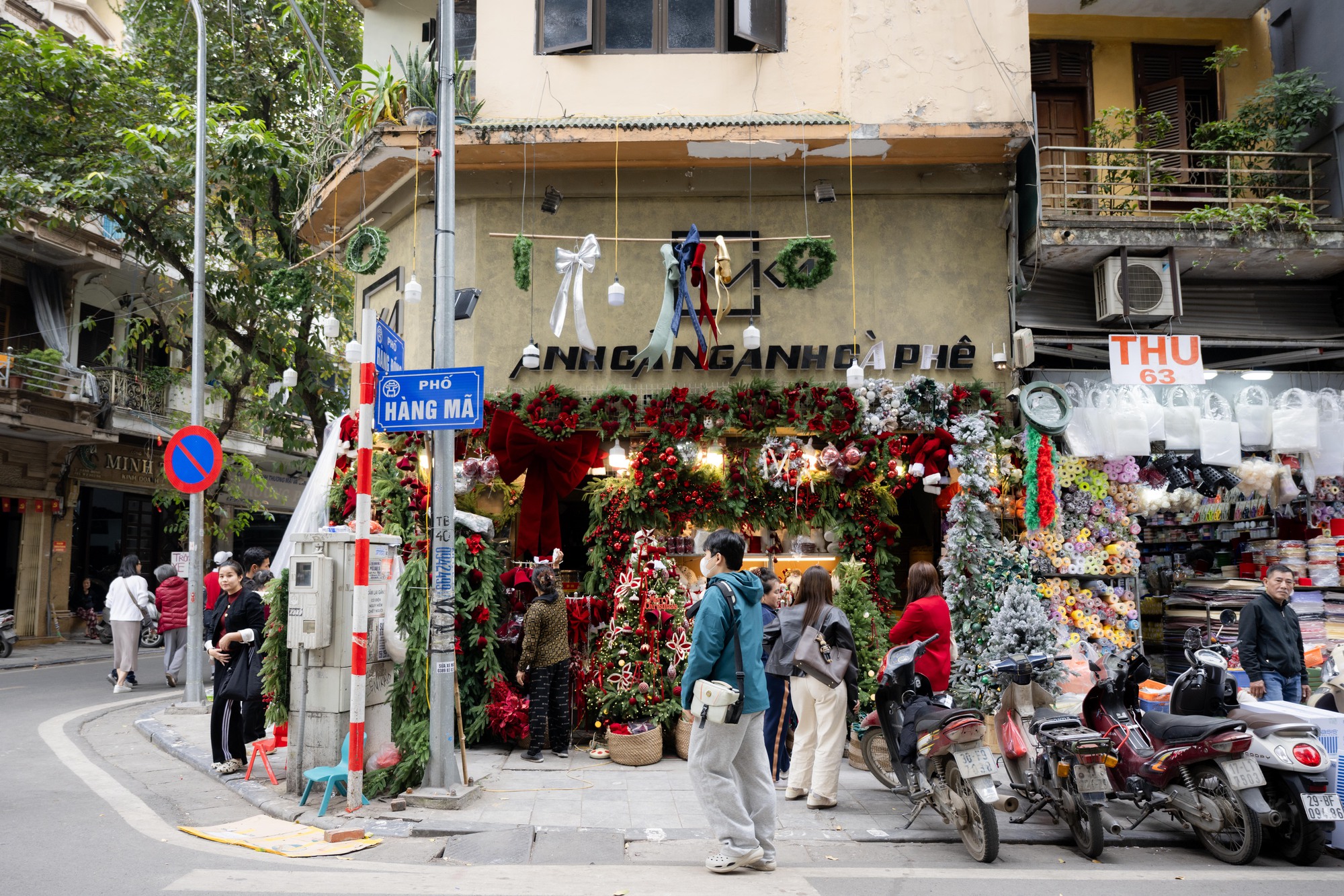 25.000 - 30.000 đồng/người: Trả tiền để được “sống ảo” ở phố Hàng Mã dịp Giáng sinh- Ảnh 7. 25.000 - 30.000 đồng/người: Trả tiền để được “sống ảo” ở phố Hàng Mã dịp Giáng sinh- Ảnh 7.