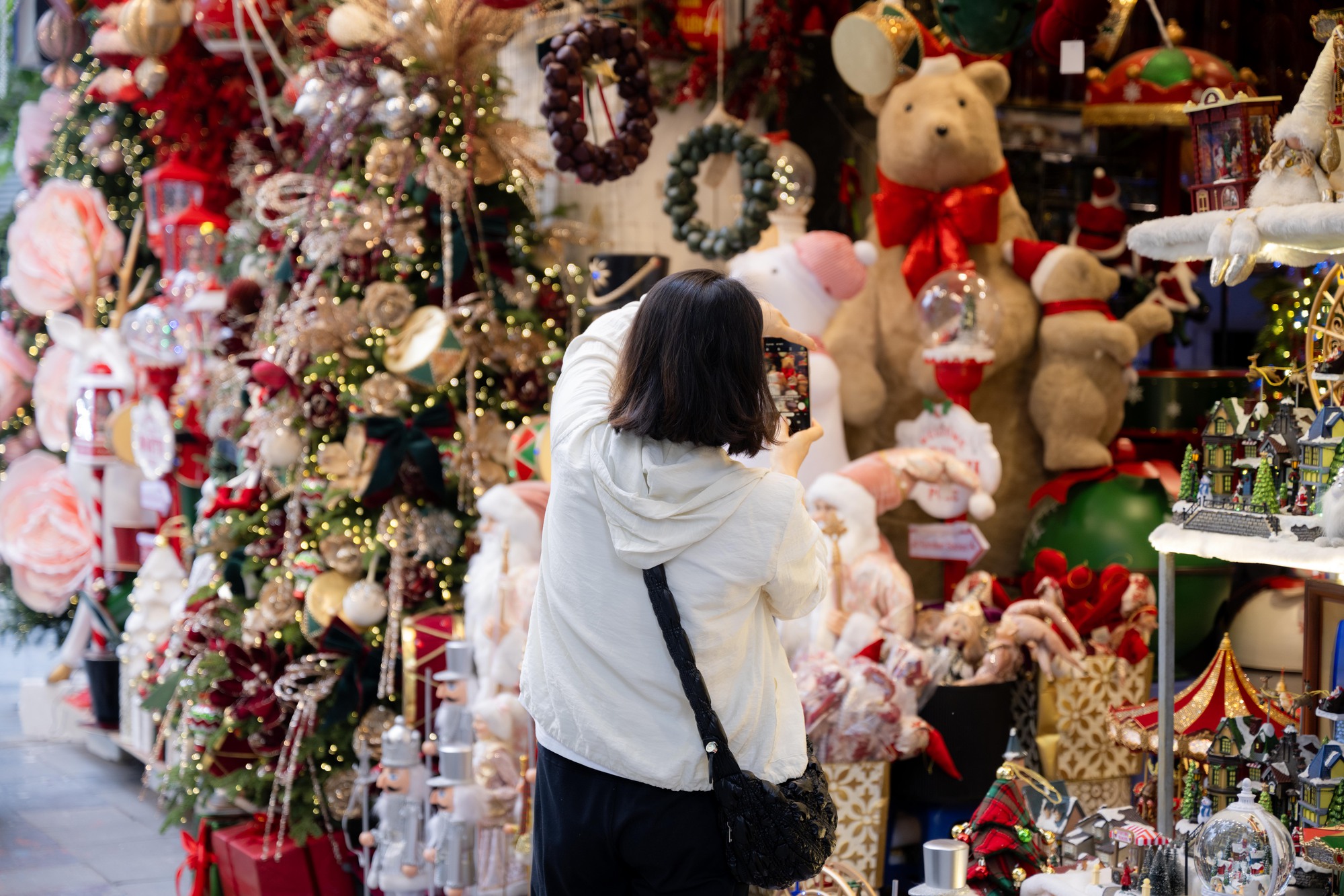 25.000 - 30.000 đồng/người: Trả tiền để được “sống ảo” ở phố Hàng Mã dịp Giáng sinh- Ảnh 5. 25.000 - 30.000 đồng/người: Trả tiền để được “sống ảo” ở phố Hàng Mã dịp Giáng sinh- Ảnh 5.