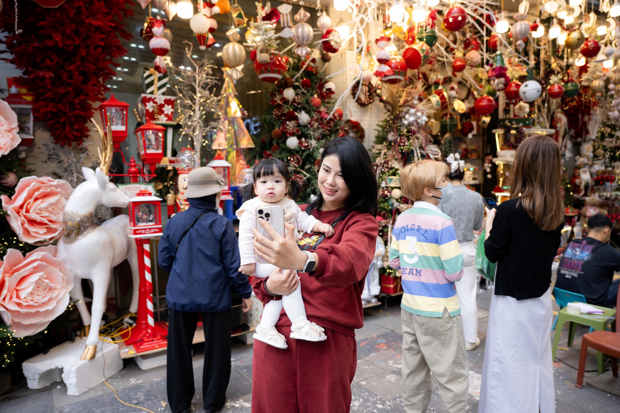 25.000 - 30.000 đồng/người: Trả tiền để được “sống ảo” ở phố Hàng Mã dịp Giáng sinh- Ảnh 4. 25.000 - 30.000 đồng/người: Trả tiền để được “sống ảo” ở phố Hàng Mã dịp Giáng sinh- Ảnh 4.