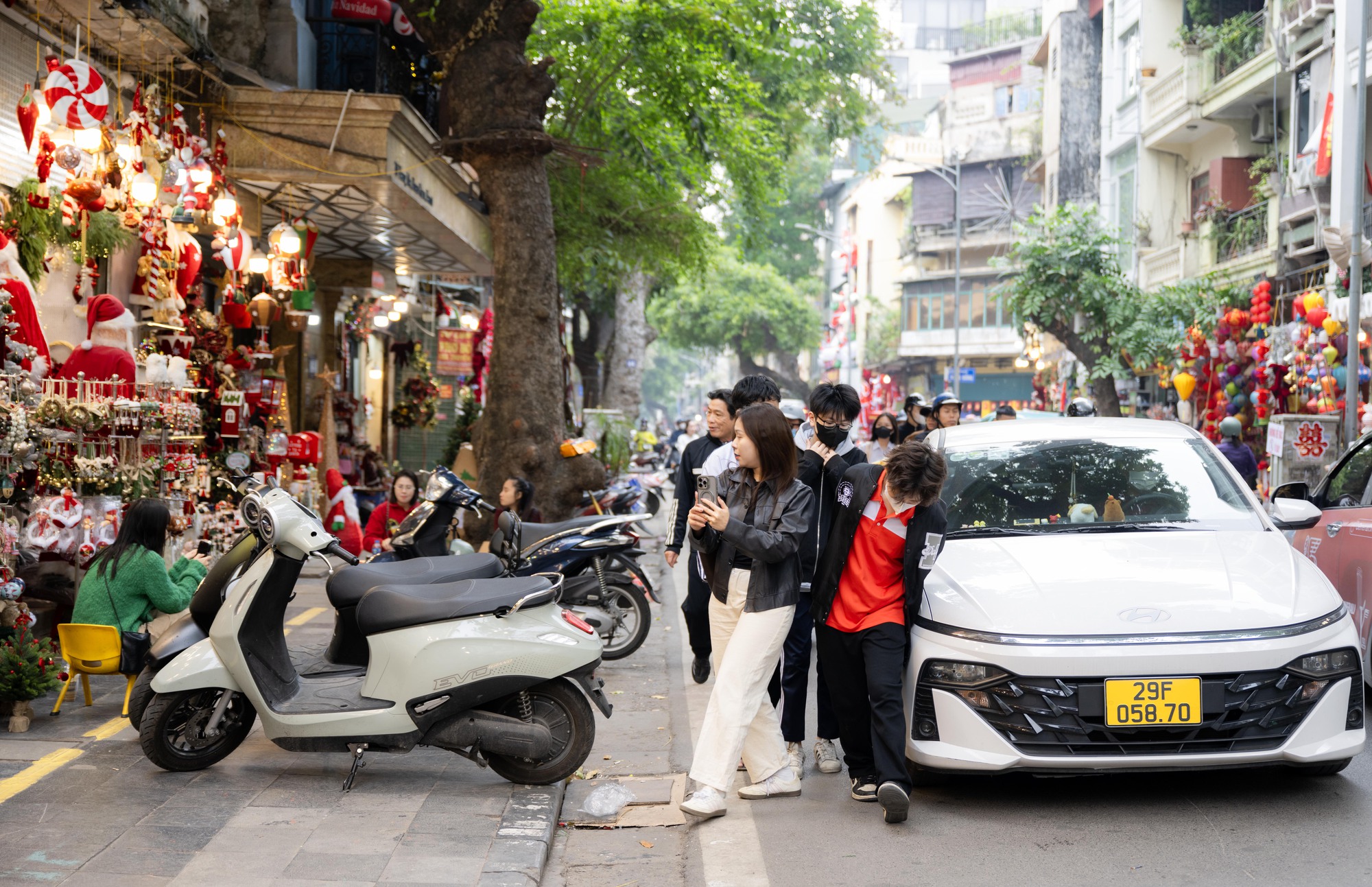 25.000 - 30.000 đồng/người: Trả tiền để được “sống ảo” ở phố Hàng Mã dịp Giáng sinh- Ảnh 9. 25.000 - 30.000 đồng/người: Trả tiền để được “sống ảo” ở phố Hàng Mã dịp Giáng sinh- Ảnh 9.