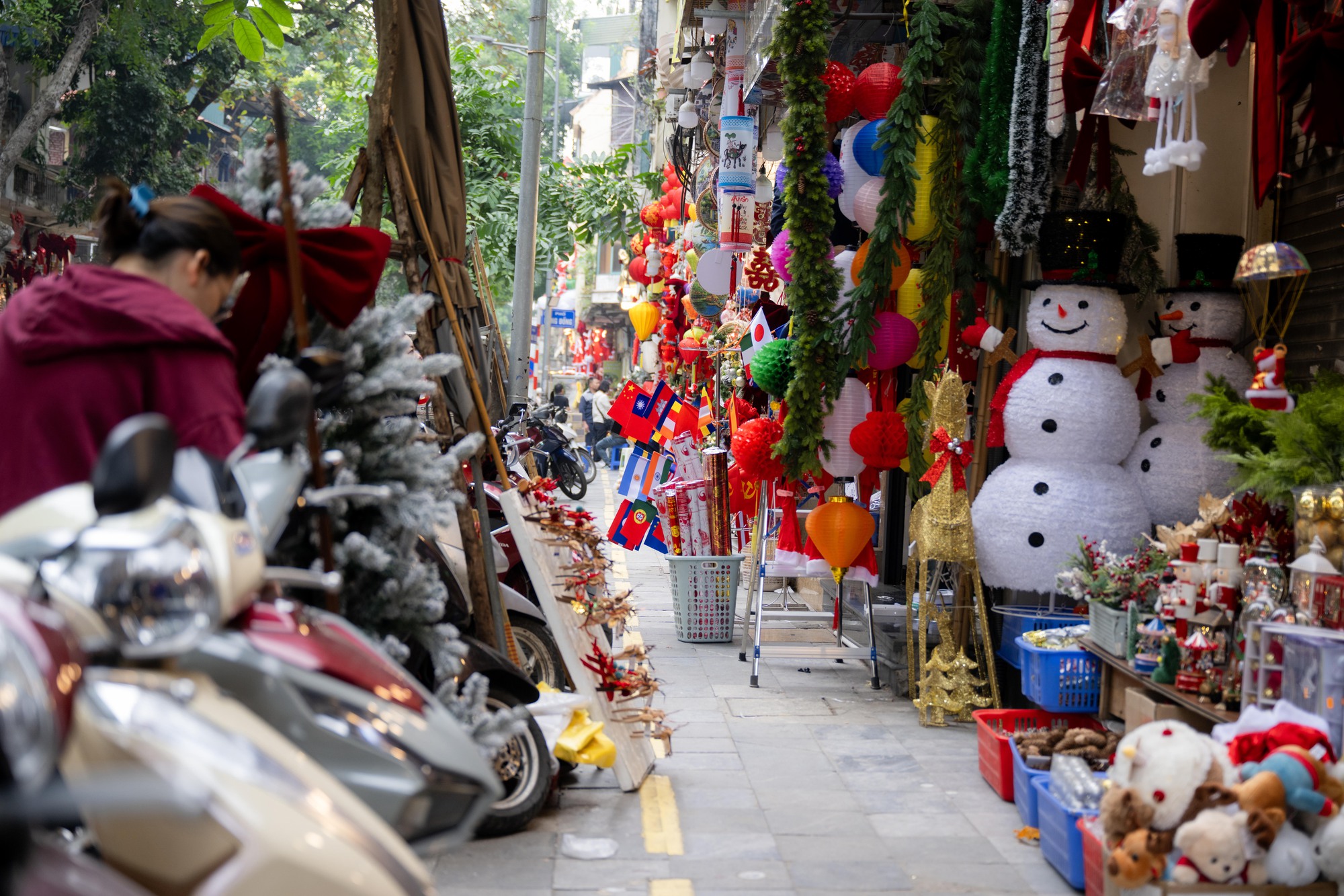 25.000 - 30.000 đồng/người: Trả tiền để được “sống ảo” ở phố Hàng Mã dịp Giáng sinh- Ảnh 10. 25.000 - 30.000 đồng/người: Trả tiền để được “sống ảo” ở phố Hàng Mã dịp Giáng sinh- Ảnh 10.