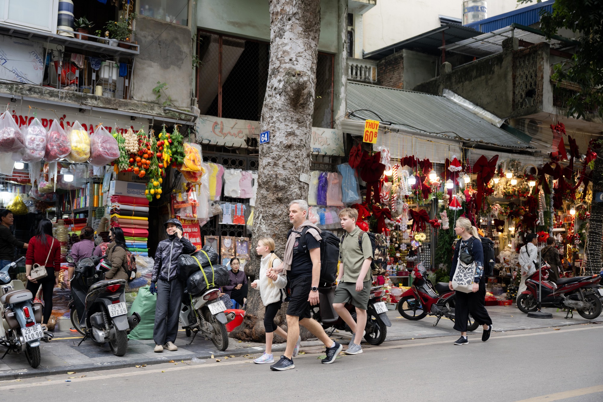 25.000 - 30.000 đồng/người: Trả tiền để được “sống ảo” ở phố Hàng Mã dịp Giáng sinh- Ảnh 15. 25.000 - 30.000 đồng/người: Trả tiền để được “sống ảo” ở phố Hàng Mã dịp Giáng sinh- Ảnh 15.