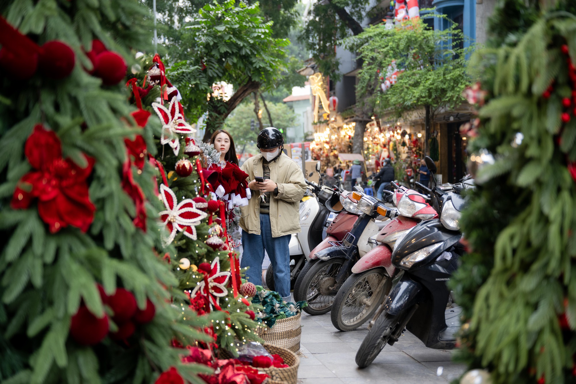 25.000 - 30.000 đồng/người: Trả tiền để được “sống ảo” ở phố Hàng Mã dịp Giáng sinh- Ảnh 14. 25.000 - 30.000 đồng/người: Trả tiền để được “sống ảo” ở phố Hàng Mã dịp Giáng sinh- Ảnh 14.