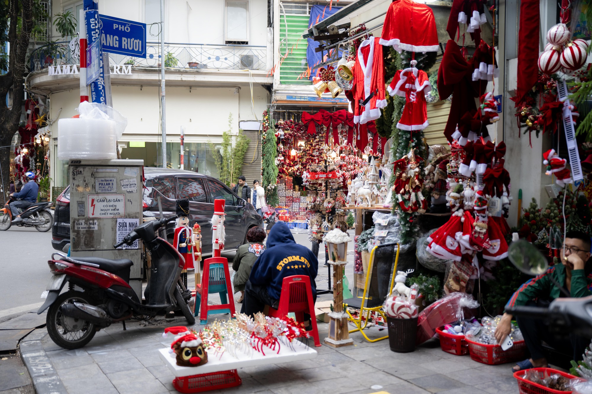 25.000 - 30.000 đồng/người: Trả tiền để được “sống ảo” ở phố Hàng Mã dịp Giáng sinh- Ảnh 13. 25.000 - 30.000 đồng/người: Trả tiền để được “sống ảo” ở phố Hàng Mã dịp Giáng sinh- Ảnh 13.