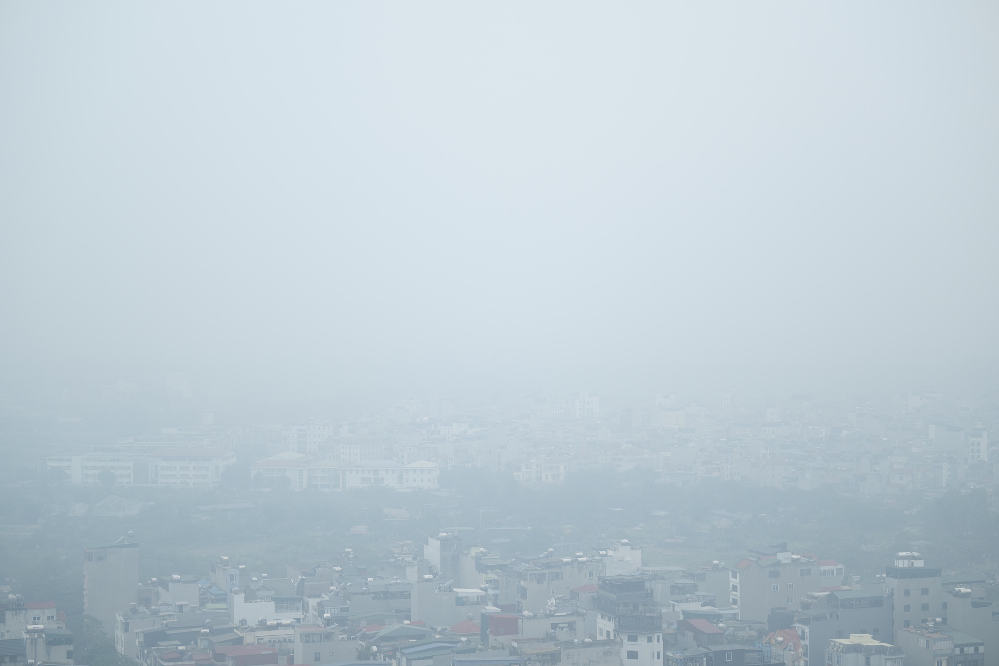 Kh&ocirc;ng kh&iacute; &ocirc; nhiễm bao tr&ugrave;m những ng&agrave;y cuối năm: H&agrave; Nội m&ugrave; mịt, TP.HCM tối sầm d&ugrave; đ&atilde; 8h s&aacute;ng- Ảnh 1.