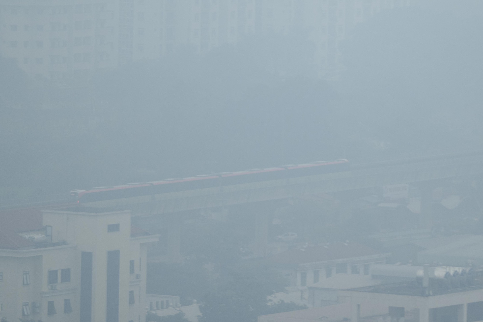 Kh&ocirc;ng kh&iacute; &ocirc; nhiễm bao tr&ugrave;m những ng&agrave;y cuối năm: H&agrave; Nội m&ugrave; mịt, TP.HCM tối sầm d&ugrave; đ&atilde; 8h s&aacute;ng- Ảnh 2.