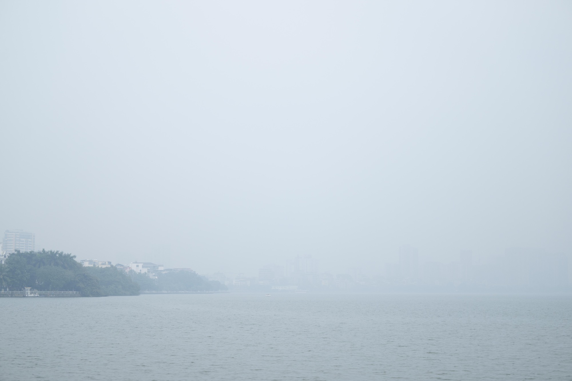 Kh&ocirc;ng kh&iacute; &ocirc; nhiễm bao tr&ugrave;m những ng&agrave;y cuối năm: H&agrave; Nội m&ugrave; mịt, TP.HCM tối sầm d&ugrave; đ&atilde; 8h s&aacute;ng- Ảnh 10.