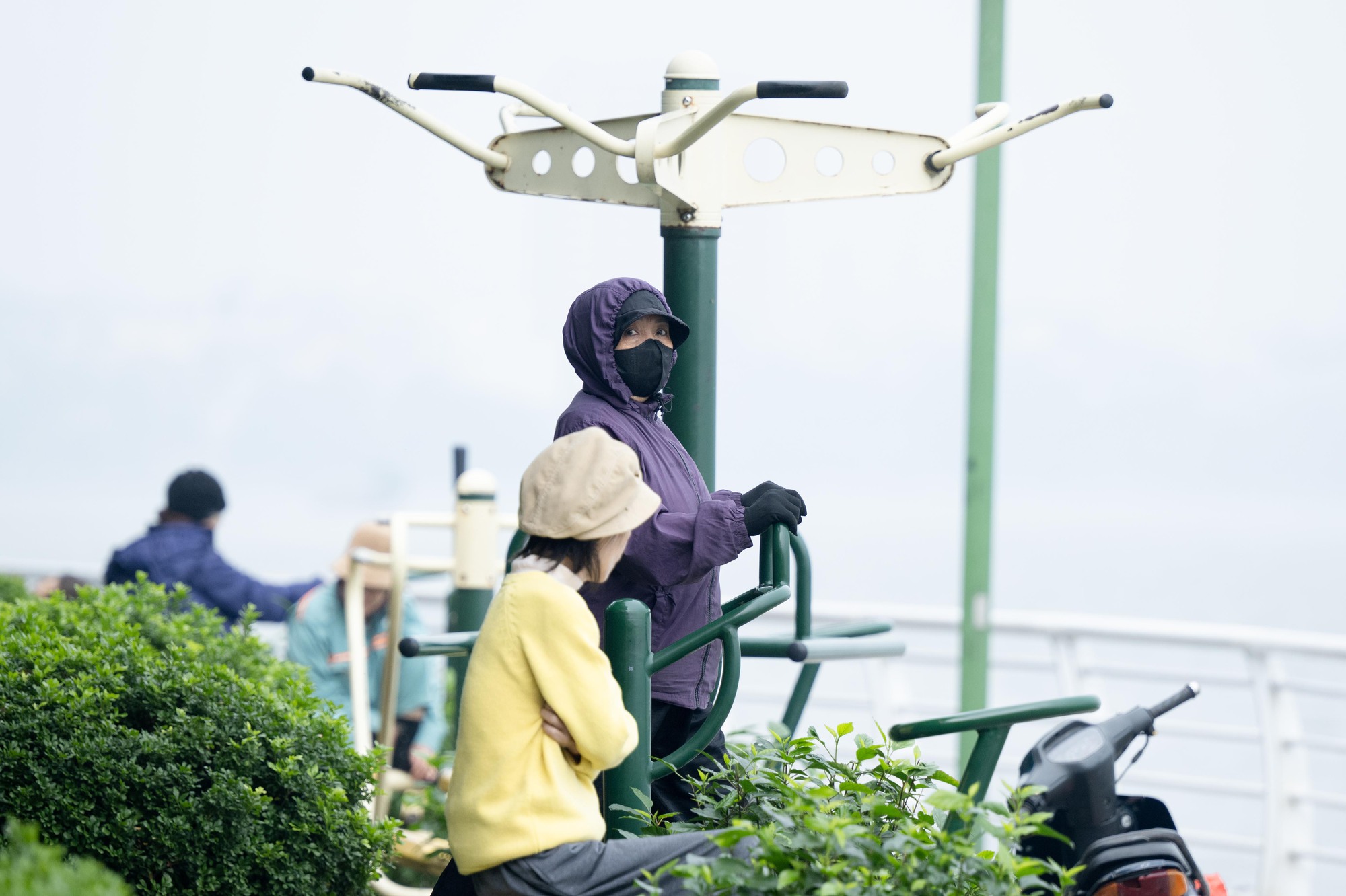 Kh&ocirc;ng kh&iacute; &ocirc; nhiễm bao tr&ugrave;m những ng&agrave;y cuối năm: H&agrave; Nội m&ugrave; mịt, TP.HCM tối sầm d&ugrave; đ&atilde; 8h s&aacute;ng- Ảnh 15.