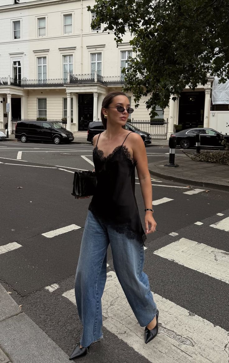 Lily Collins gi&uacute;p Ros&eacute; kh&ocirc;ng c&ograve;n đơn độc, h&oacute;a ra d&acirc;n ch&acirc;u &Acirc;u cũng ngứa mắt với trend đồ ngủ- Ảnh 14.