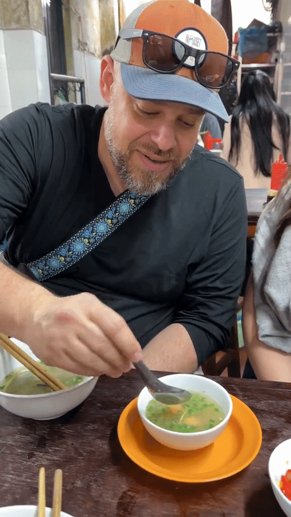 Gần 8 triệu lượt xem kh&aacute;ch T&acirc;y ăn m&oacute;n quen thuộc trong bữa s&aacute;ng kiểu Mỹ, nhưng theo c&aacute;ch Việt Nam- Ảnh 1.