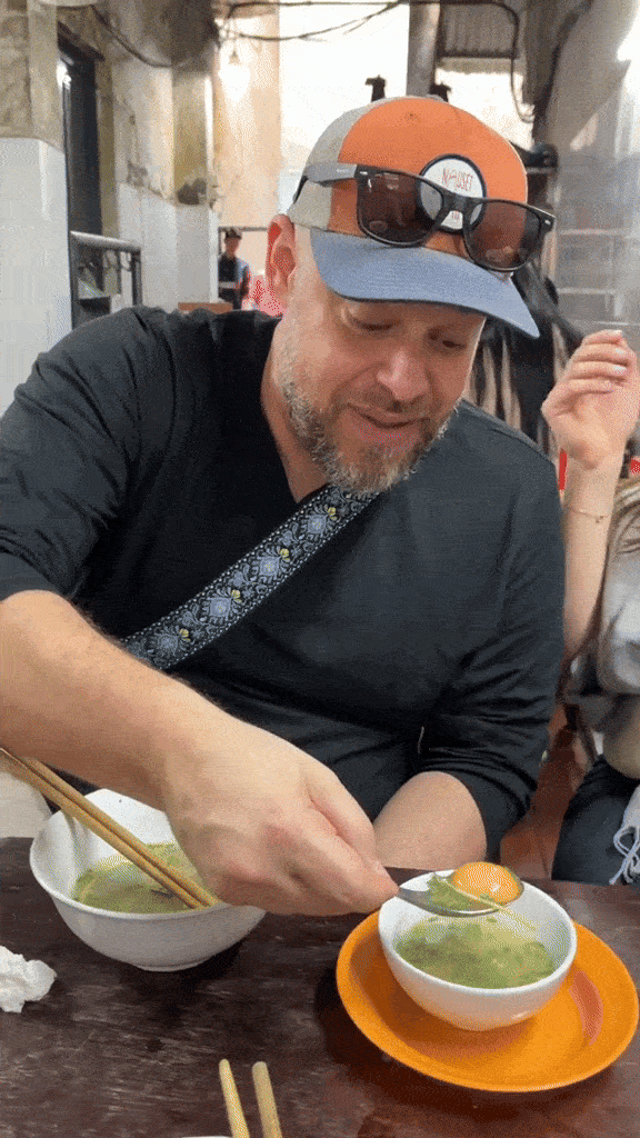 Gần 8 triệu lượt xem kh&aacute;ch T&acirc;y ăn m&oacute;n quen thuộc trong bữa s&aacute;ng kiểu Mỹ, nhưng theo c&aacute;ch Việt Nam- Ảnh 2.