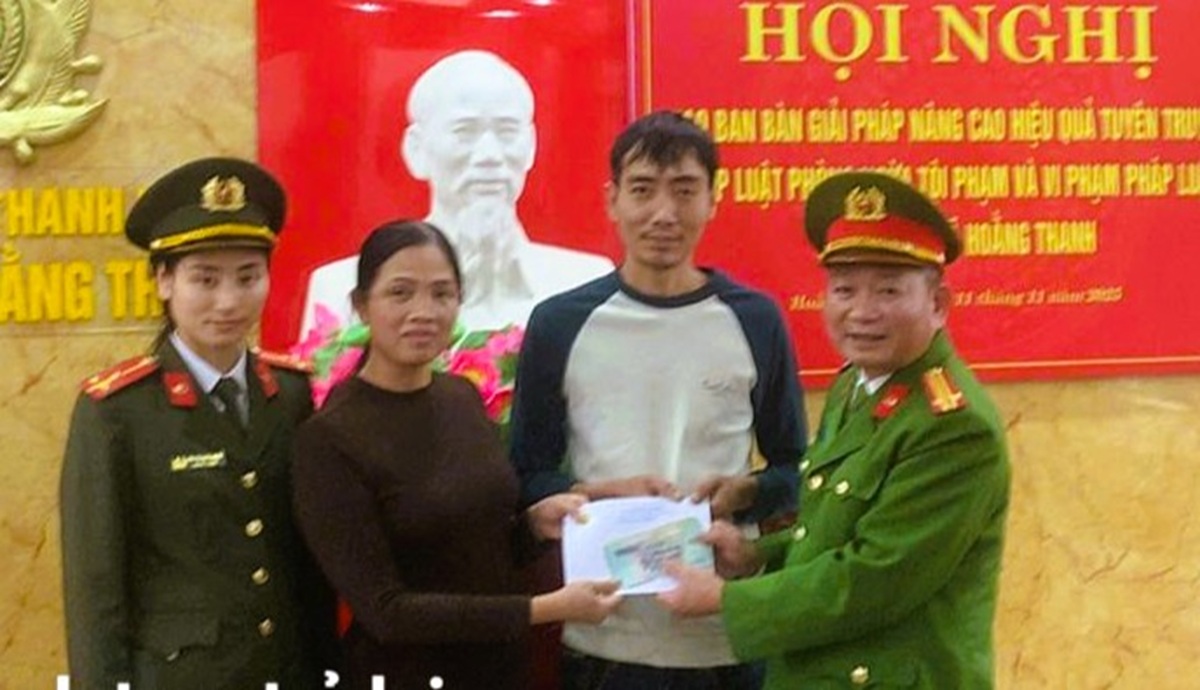 Bất ngờ nhận 100 triệu đồng từ t&agrave;i khoản lạ, nữ gi&aacute;o vi&ecirc;n liền b&aacute;o c&ocirc;ng an- Ảnh 1.