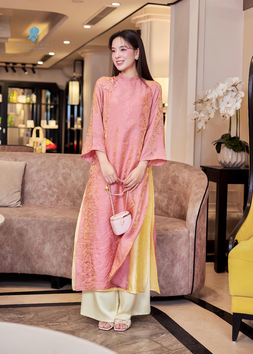 Hà Tăng lại tạo trend áo dài Tết: Local brand đồng loạt ra mắt các thiết kế, tôn trọn khí chất phụ nữ tuổi 35+- Ảnh 17. Hà Tăng lại tạo trend áo dài Tết: Local brand đồng loạt ra mắt các thiết kế, tôn trọn khí chất phụ nữ tuổi 35+- Ảnh 17.