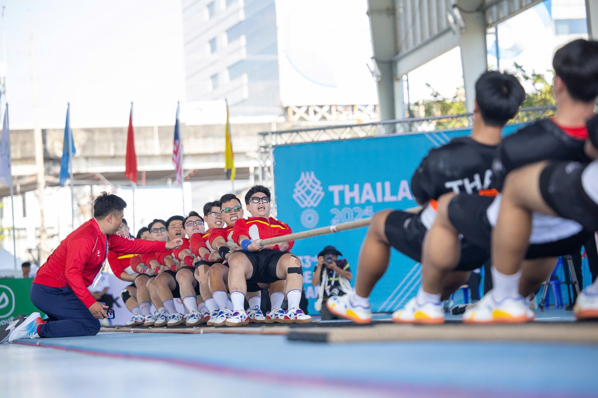 K&eacute;o co Việt Nam đụng độ Th&aacute;i Lan cực khốc liệt, gi&agrave;nh lu&ocirc;n huy chương v&agrave;ng SEA Games- Ảnh 2.