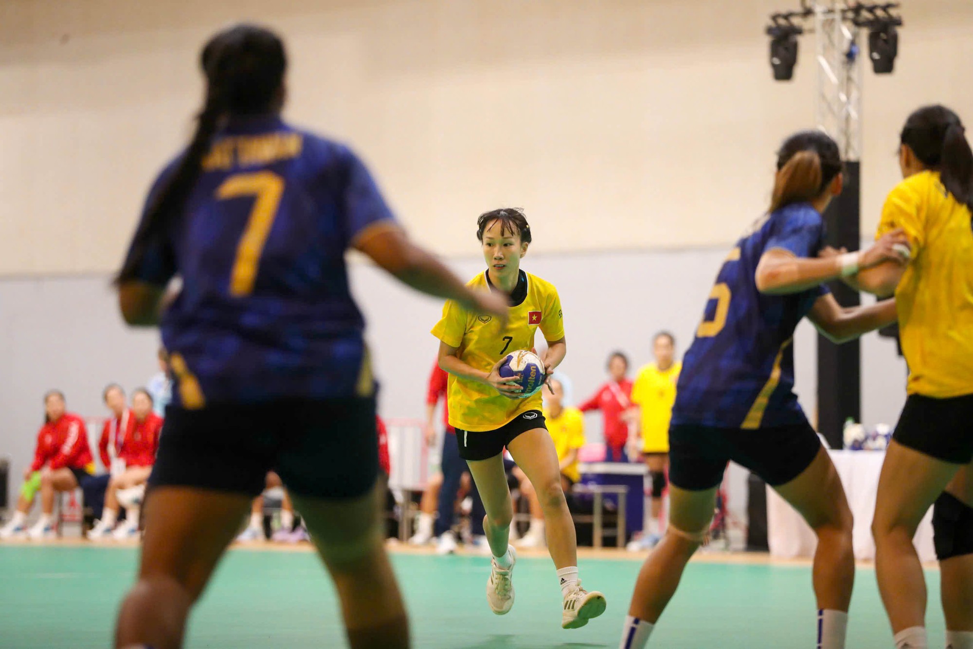 B&ugrave;ng nổ cảm x&uacute;c SEA Games 33: Hạ Th&aacute;i Lan gi&agrave;nh HCV, cầu thủ b&oacute;ng n&eacute;m Việt Nam kh&oacute;c nức nở v&igrave; hạnh ph&uacute;c- Ảnh 8.