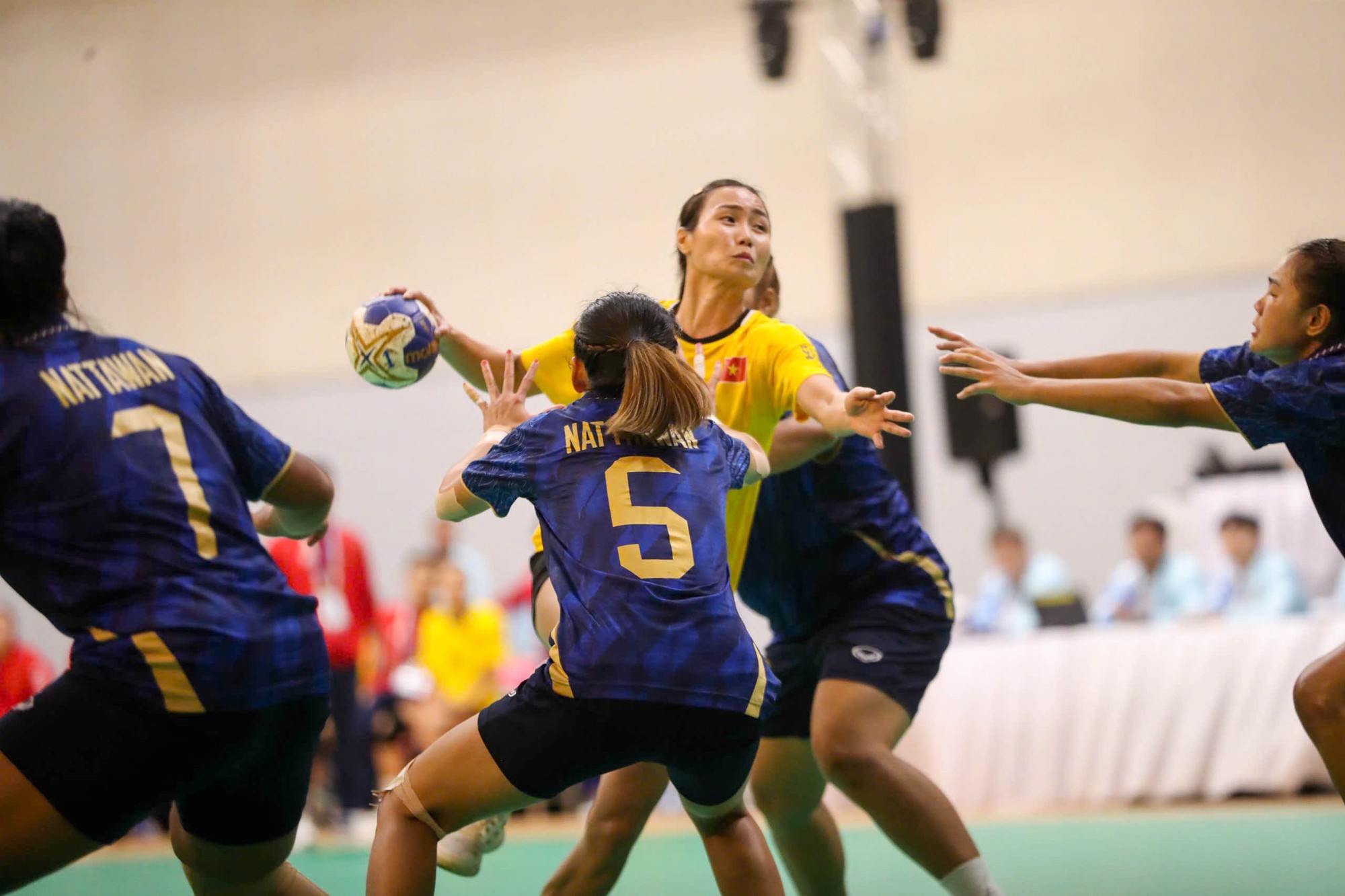 B&ugrave;ng nổ cảm x&uacute;c SEA Games 33: Hạ Th&aacute;i Lan gi&agrave;nh HCV, cầu thủ b&oacute;ng n&eacute;m Việt Nam kh&oacute;c nức nở v&igrave; hạnh ph&uacute;c- Ảnh 6.