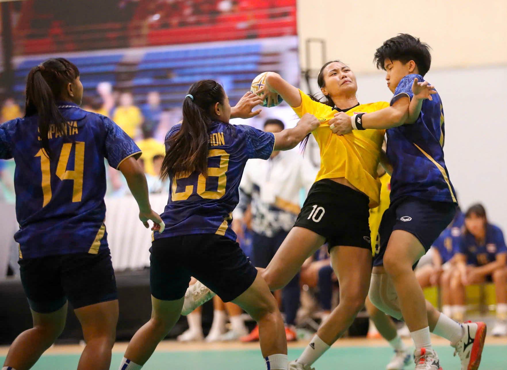 B&ugrave;ng nổ cảm x&uacute;c SEA Games 33: Hạ Th&aacute;i Lan gi&agrave;nh HCV, cầu thủ b&oacute;ng n&eacute;m Việt Nam kh&oacute;c nức nở v&igrave; hạnh ph&uacute;c- Ảnh 9.