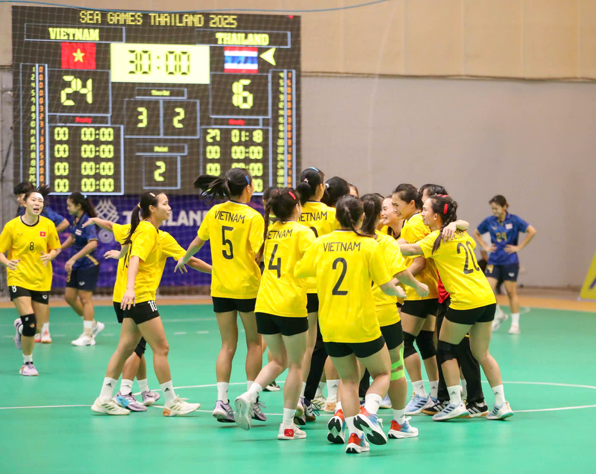 B&ugrave;ng nổ cảm x&uacute;c SEA Games 33: Hạ Th&aacute;i Lan gi&agrave;nh HCV, cầu thủ b&oacute;ng n&eacute;m Việt Nam kh&oacute;c nức nở v&igrave; hạnh ph&uacute;c- Ảnh 4.