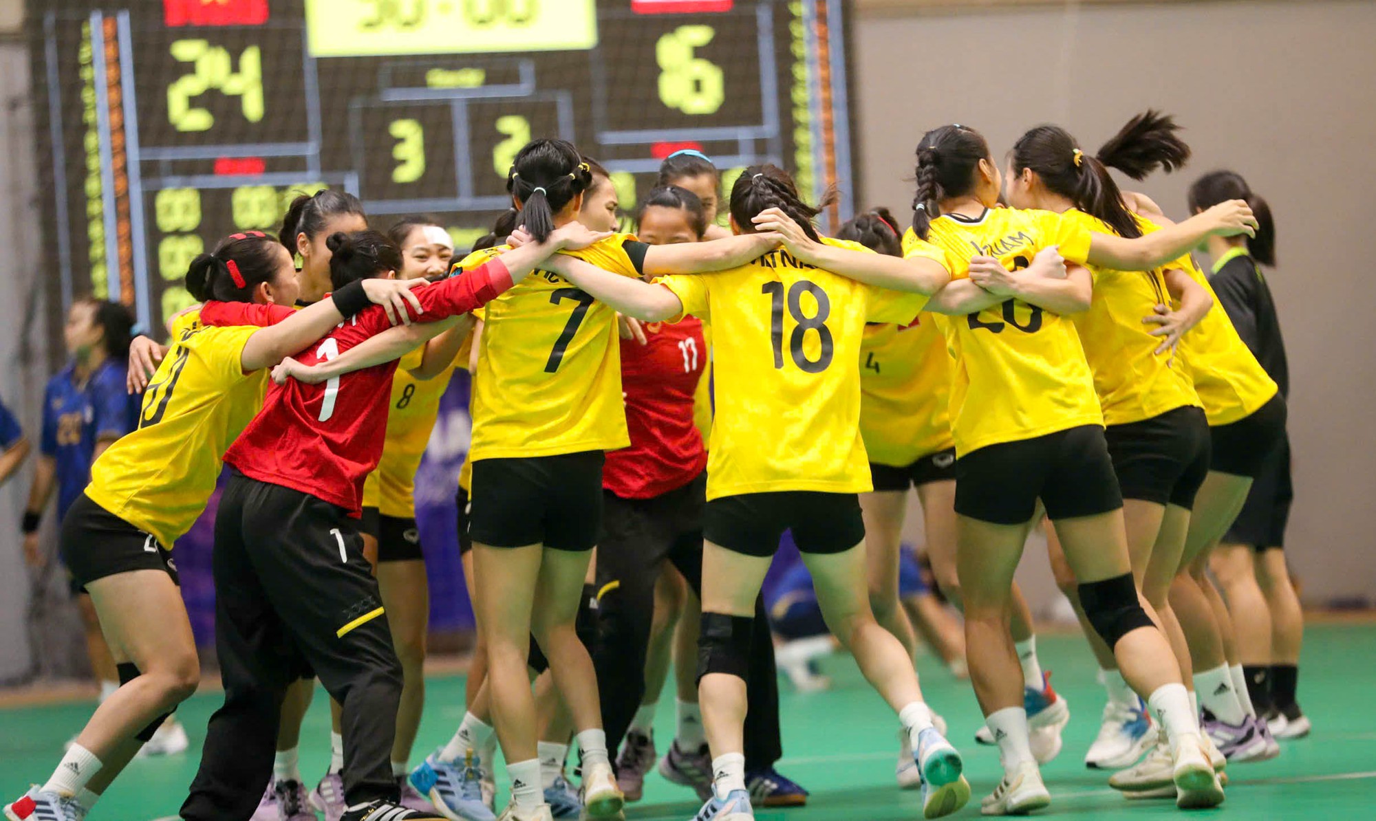 B&ugrave;ng nổ cảm x&uacute;c SEA Games 33: Hạ Th&aacute;i Lan gi&agrave;nh HCV, cầu thủ b&oacute;ng n&eacute;m Việt Nam kh&oacute;c nức nở v&igrave; hạnh ph&uacute;c- Ảnh 5.