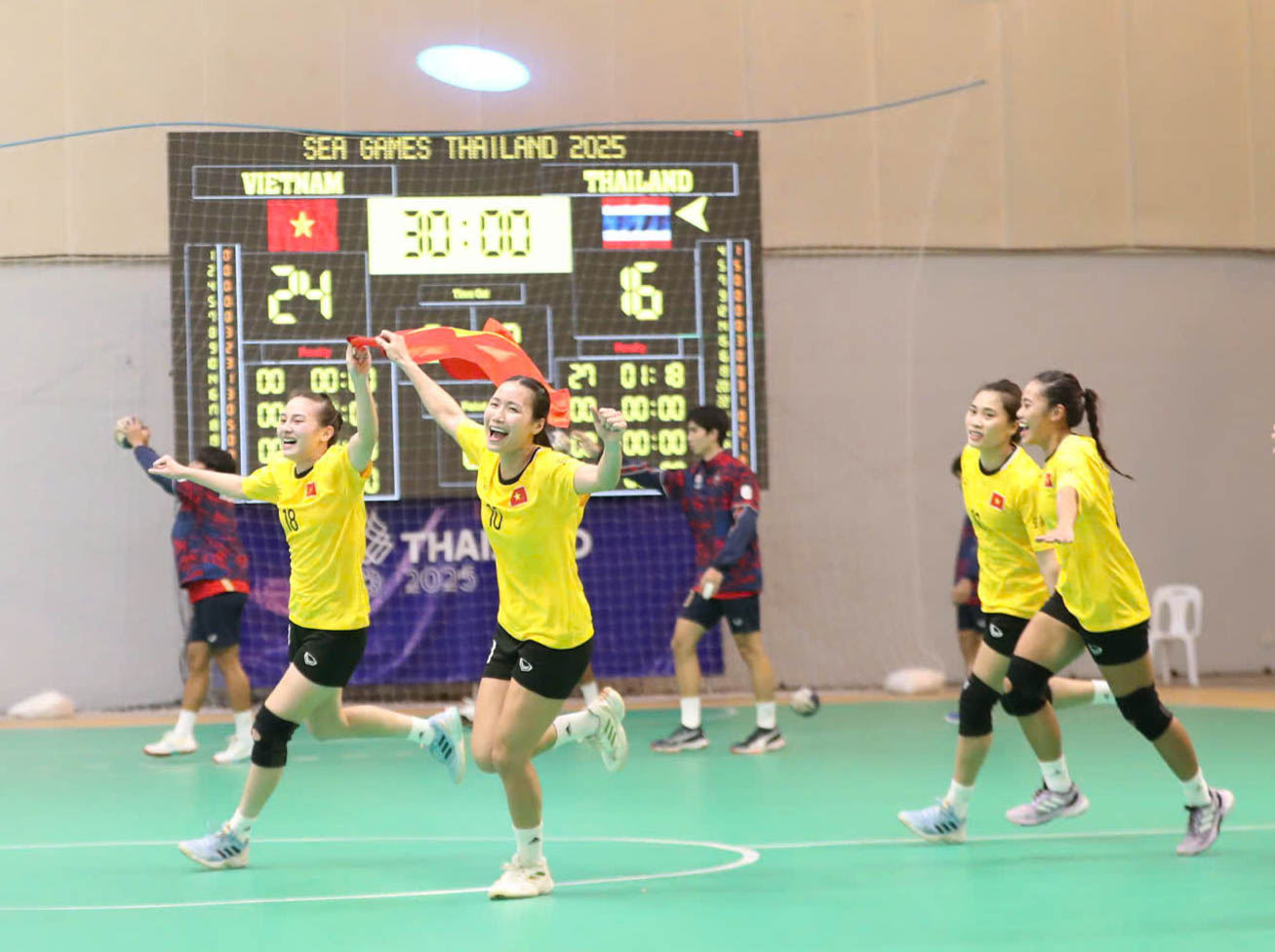 B&ugrave;ng nổ cảm x&uacute;c SEA Games 33: Hạ Th&aacute;i Lan gi&agrave;nh HCV, cầu thủ b&oacute;ng n&eacute;m Việt Nam kh&oacute;c nức nở v&igrave; hạnh ph&uacute;c- Ảnh 2.