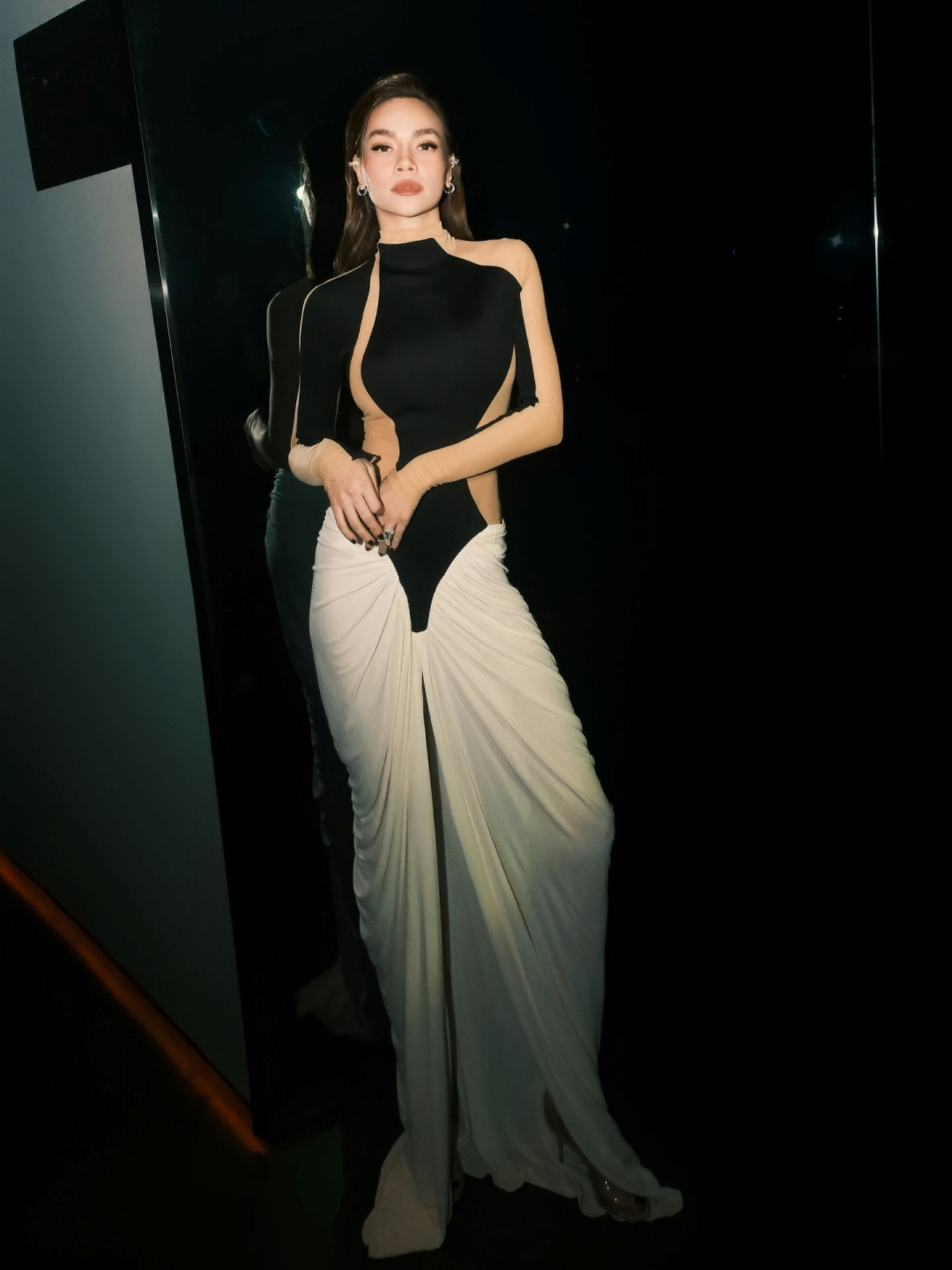 Hồ Ngọc H&agrave; mặc v&aacute;y 300 triệu giống Lisa- Ảnh 1.